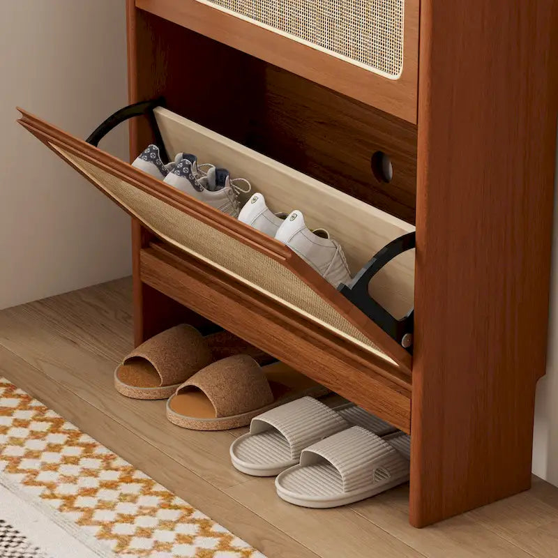Meuble à chaussures étroit en rotin avec 3 tiroirs basculants et panneau perforé noir
