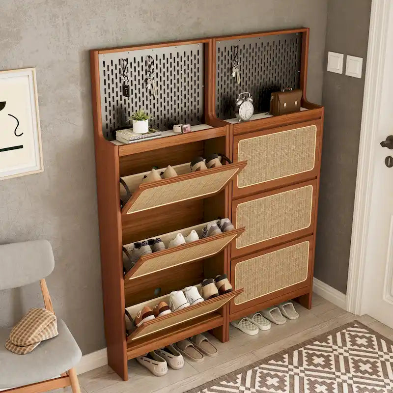 Meuble à chaussures étroit en rotin avec 3 tiroirs basculants et panneau perforé noir