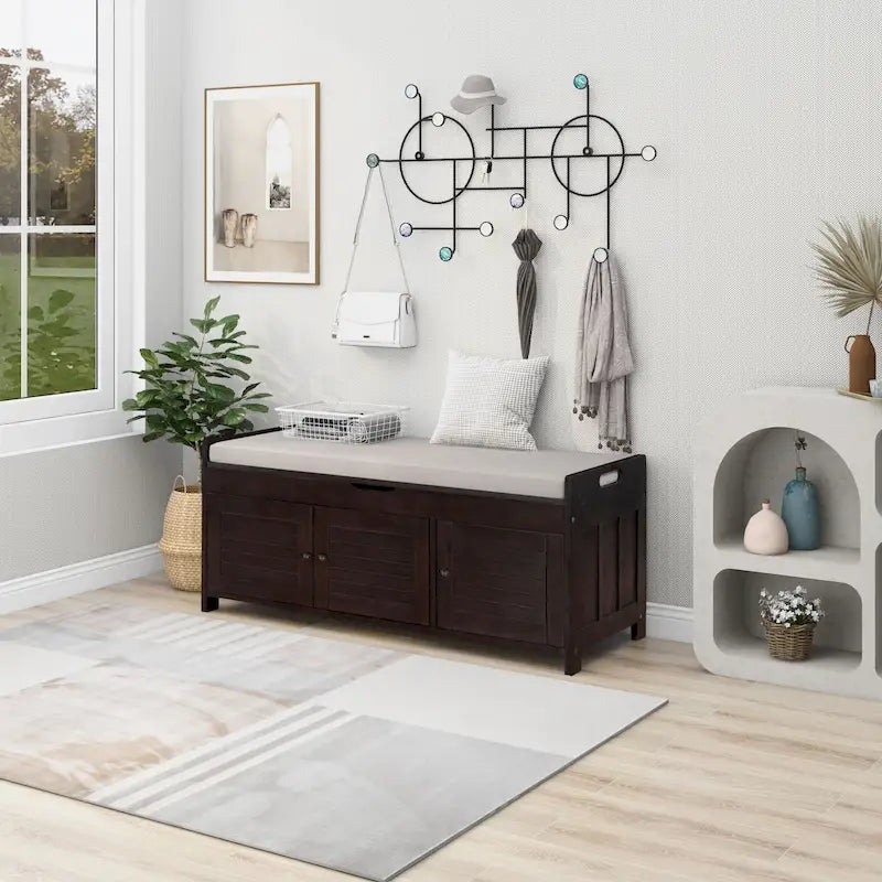 Banc de rangement en bois avec assise rembourrée et portes à persiennes