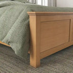 Lit King en bois brun Oak Park et deux tables de chevet