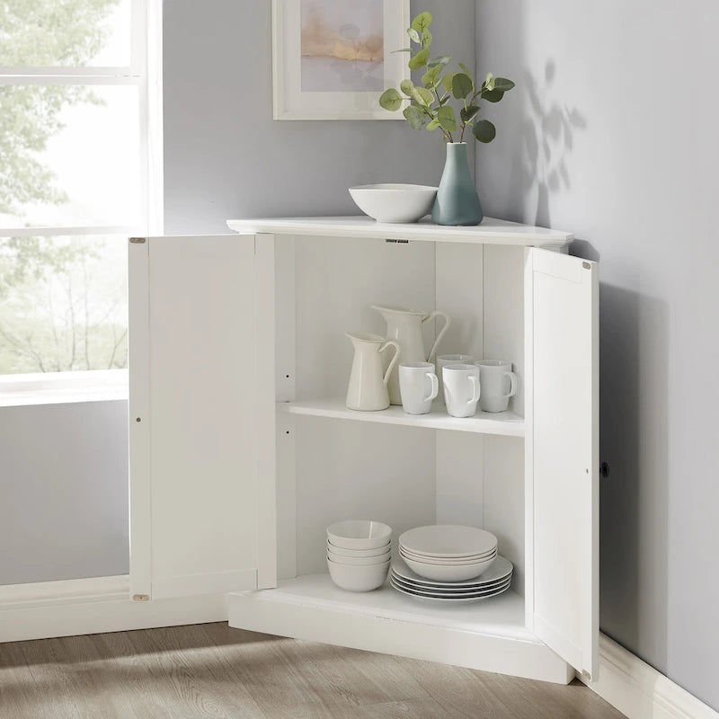 Meuble garde-manger d'angle blanc avec portes à lambris