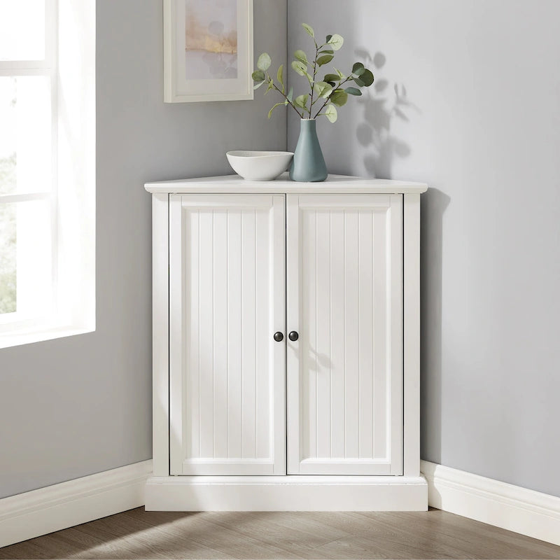 Meuble garde-manger d'angle blanc avec portes à lambris