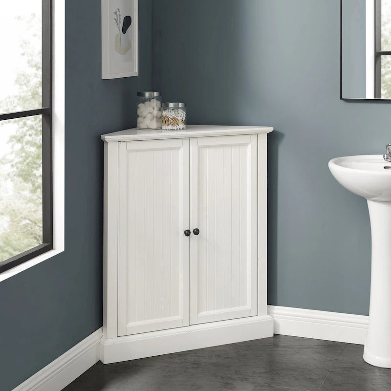 Meuble garde-manger d'angle blanc avec portes à lambris