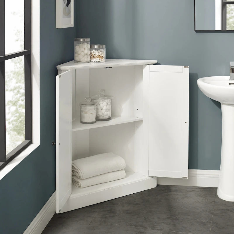 Meuble garde-manger d'angle blanc avec portes à lambris