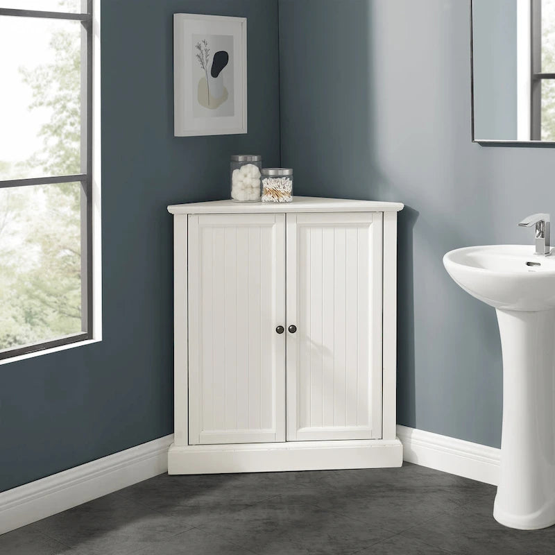 Meuble garde-manger d'angle blanc avec portes à lambris