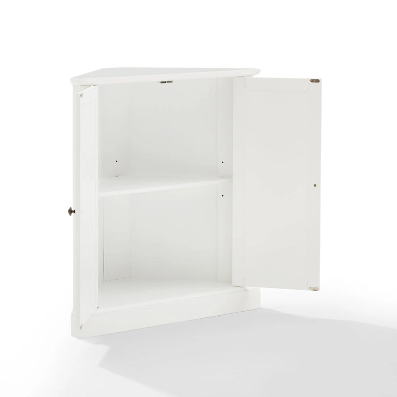 Meuble garde-manger d'angle blanc avec portes à lambris
