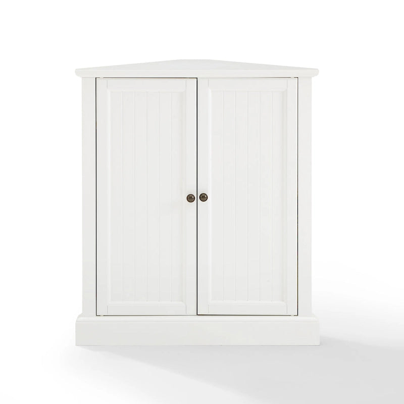 Meuble garde-manger d'angle blanc avec portes à lambris