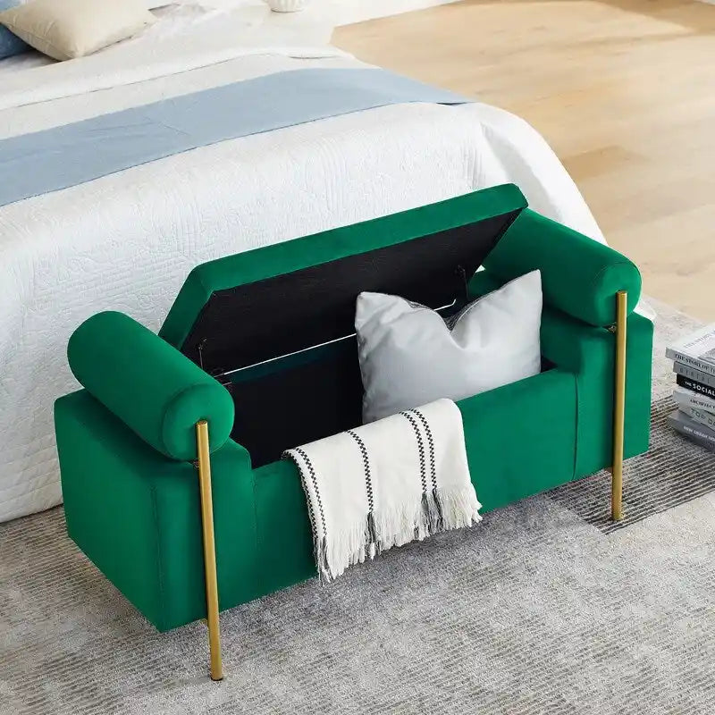 Banc de rangement rembourré avec accoudoirs enroulés et pieds dorés