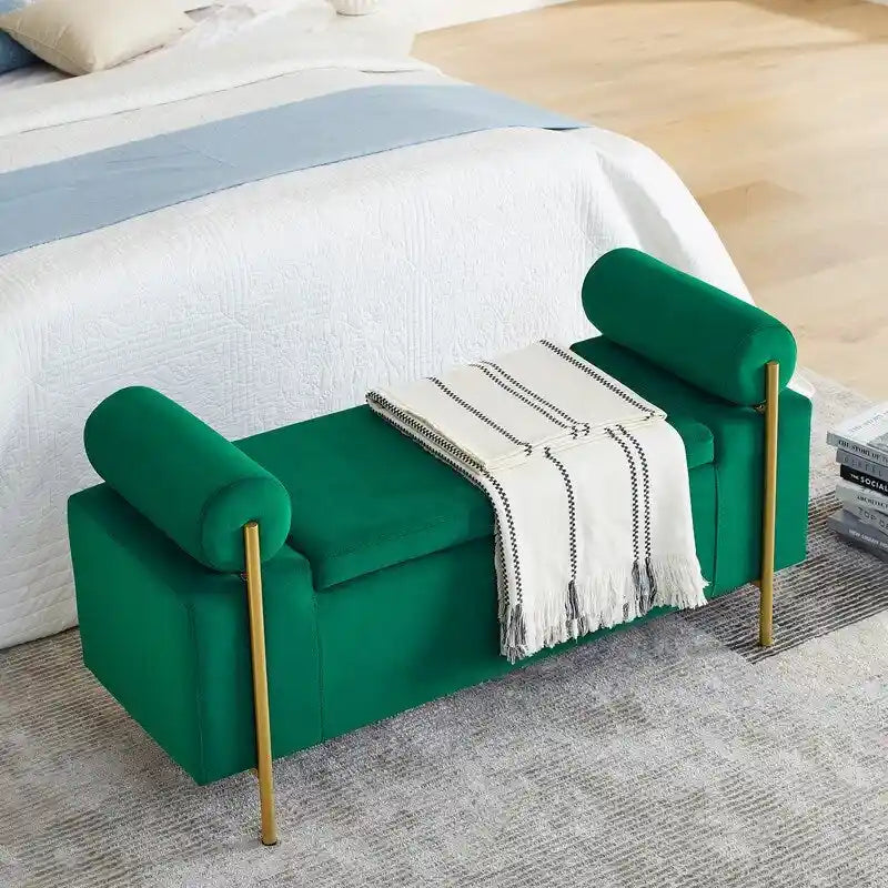 Banc de rangement rembourré avec accoudoirs enroulés et pieds dorés