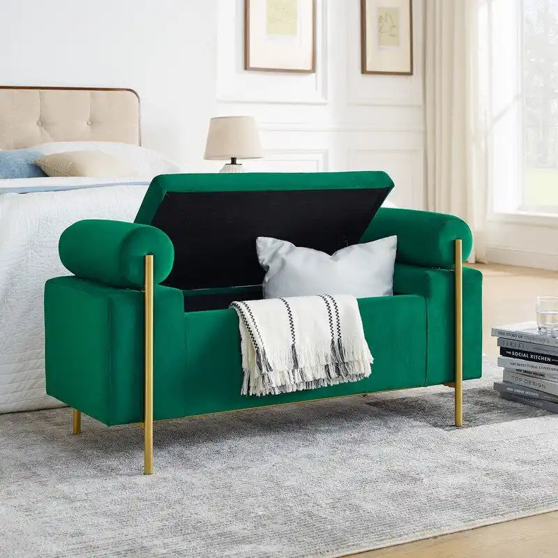 Banc de rangement rembourré avec accoudoirs enroulés et pieds dorés