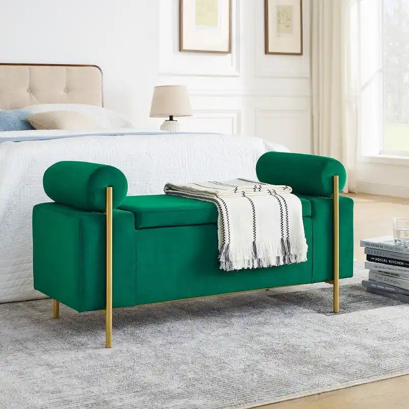 Banc de rangement rembourré avec accoudoirs enroulés et pieds dorés