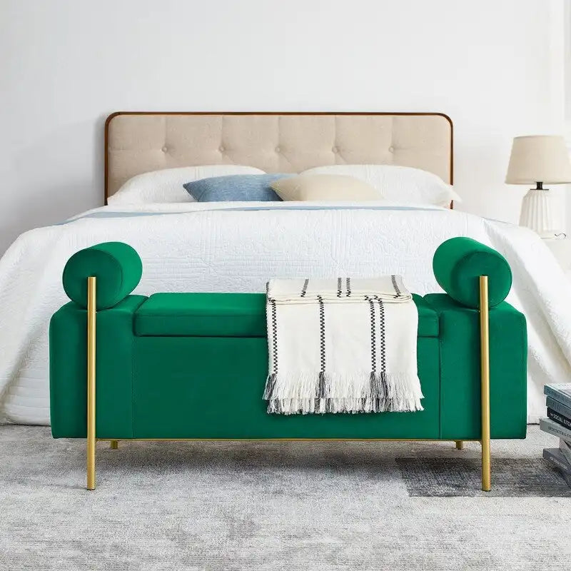 Banc de rangement rembourré avec accoudoirs enroulés et pieds dorés