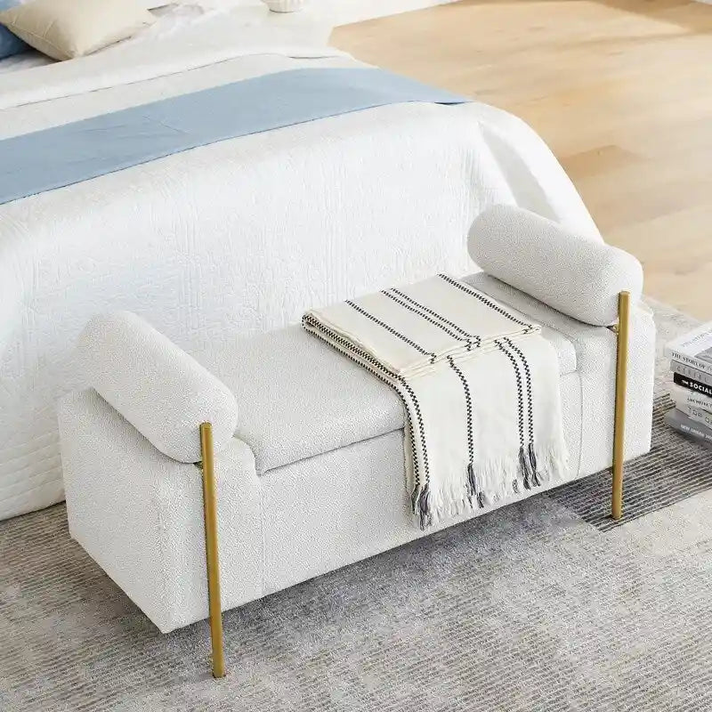 Banc de rangement rembourré avec accoudoirs enroulés et pieds dorés