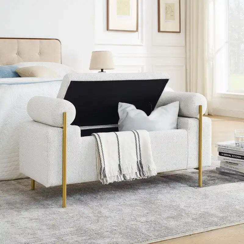 Banc de rangement rembourré avec accoudoirs enroulés et pieds dorés