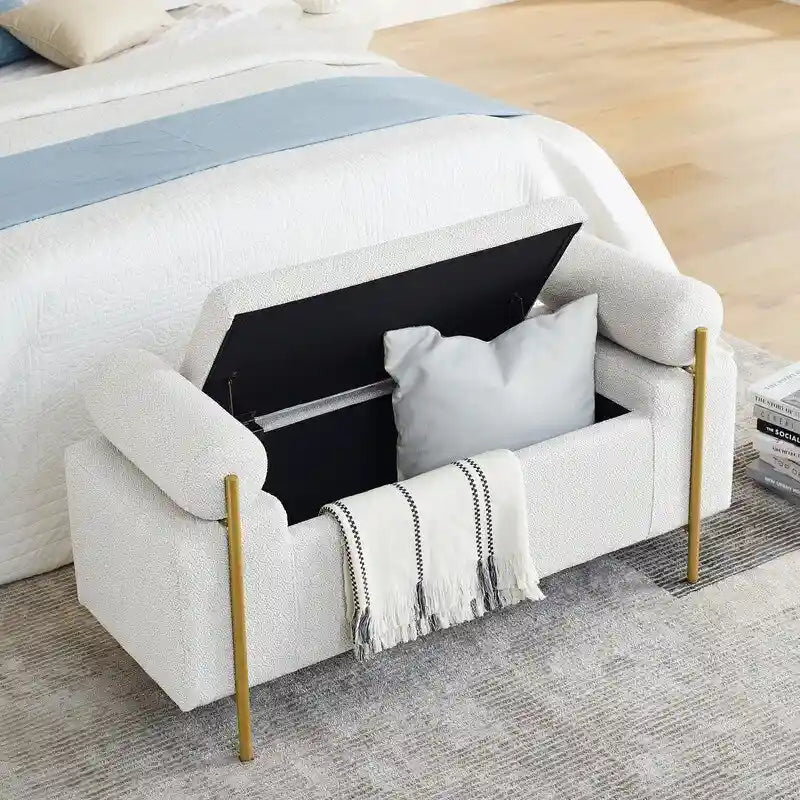 Banc de rangement rembourré avec accoudoirs enroulés et pieds dorés