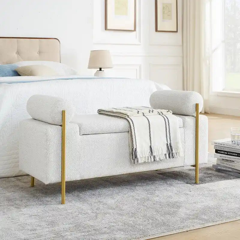 Banc de rangement rembourré avec accoudoirs enroulés et pieds dorés