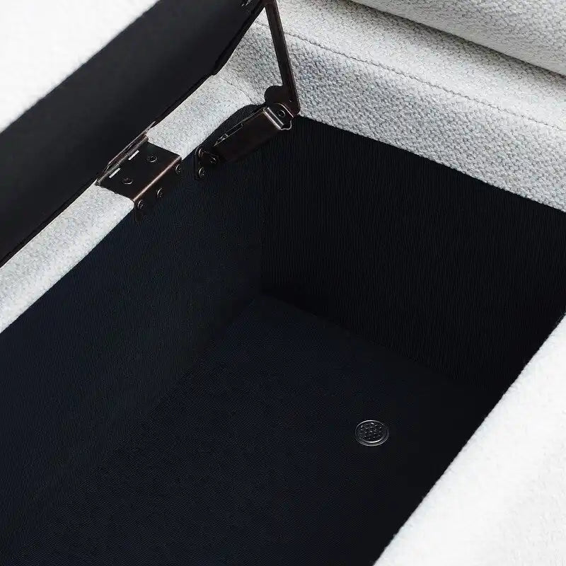 Banc de rangement rembourré avec accoudoirs enroulés et pieds dorés