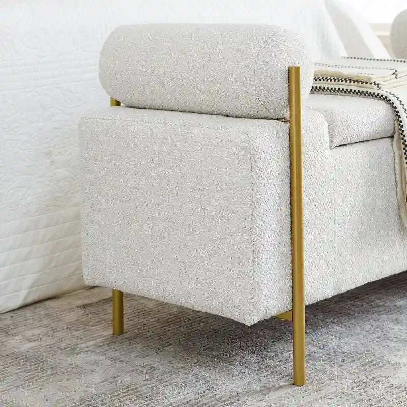 Banc de rangement rembourré avec accoudoirs enroulés et pieds dorés