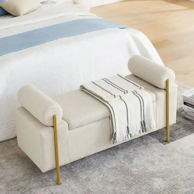 Banc de rangement rembourré avec accoudoirs enroulés et pieds dorés