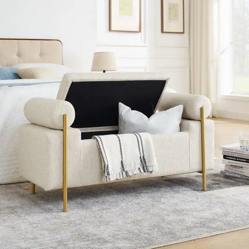 Banc de rangement rembourré avec accoudoirs enroulés et pieds dorés