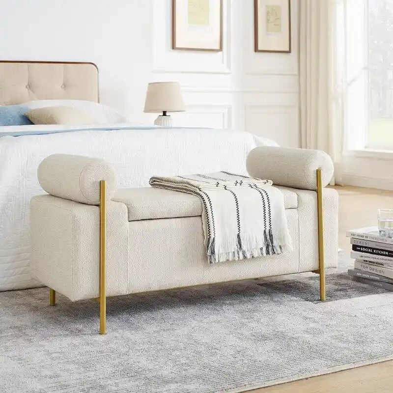 Banc de rangement rembourré avec accoudoirs enroulés et pieds dorés