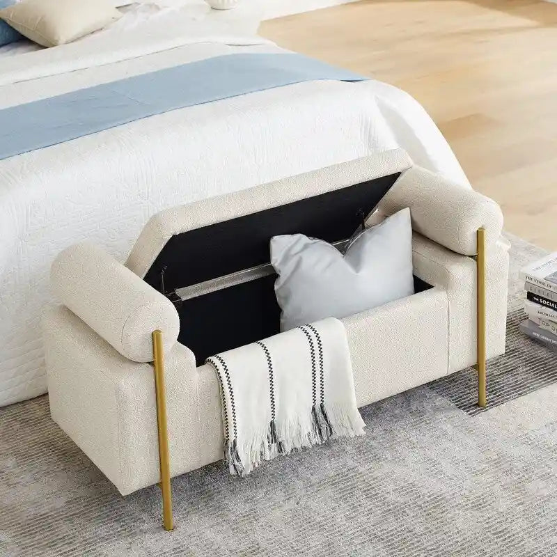 Banc de rangement rembourré avec accoudoirs enroulés et pieds dorés