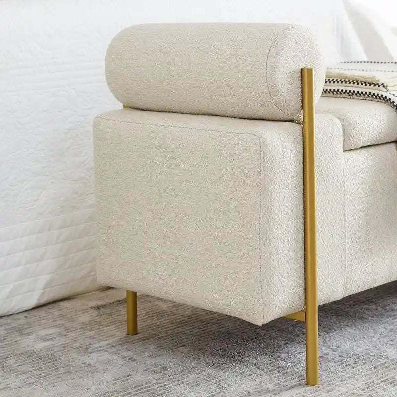 Banc de rangement rembourré avec accoudoirs enroulés et pieds dorés