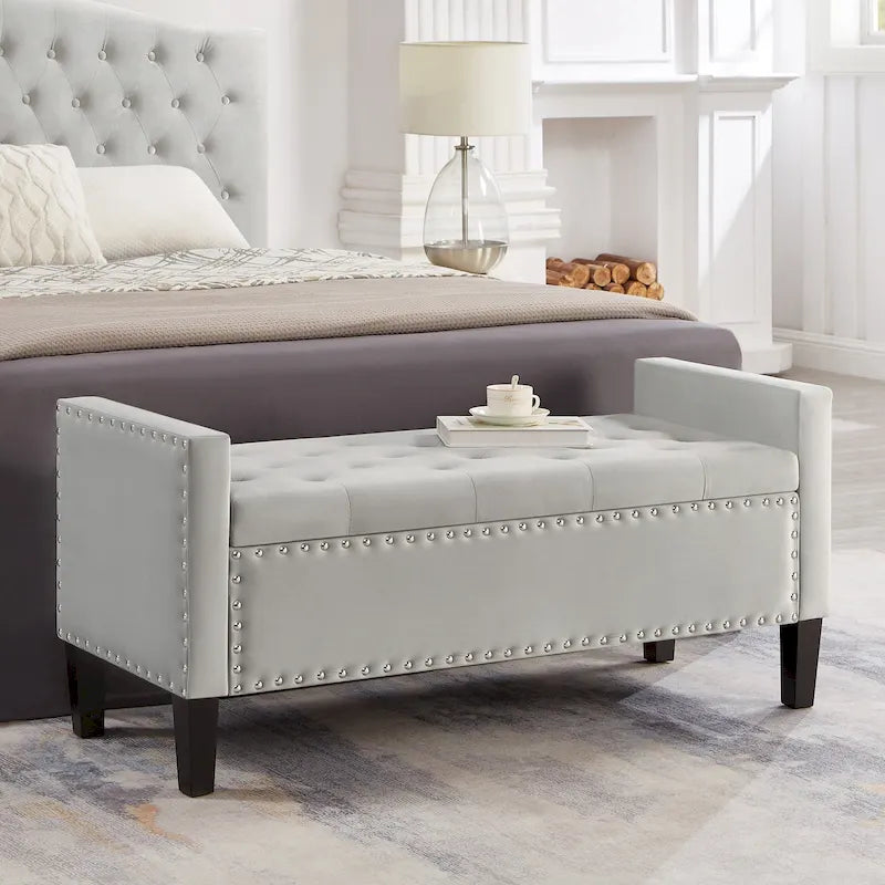 Banc de rangement capitonné en velours avec accoudoirs et garniture cloutée