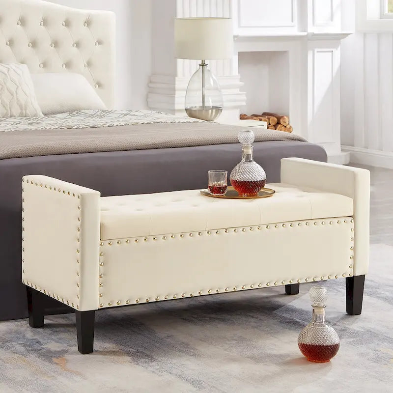 Banc de rangement capitonné en velours avec accoudoirs et garniture cloutée