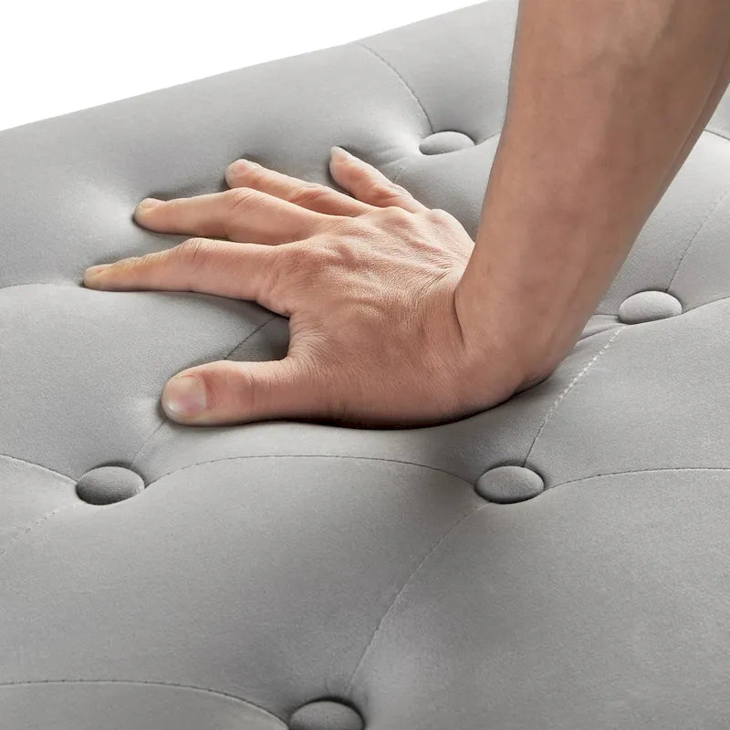 Banc de rangement capitonné en velours avec accoudoirs et garniture cloutée