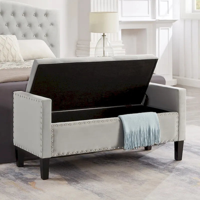 Banc de rangement capitonné en velours avec accoudoirs et garniture cloutée