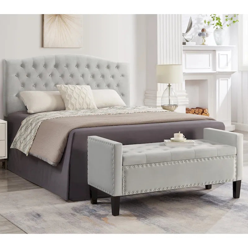 Banc de rangement capitonné en velours avec accoudoirs et garniture cloutée