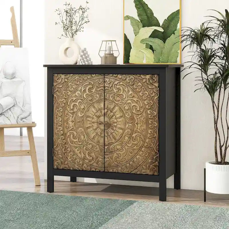 Armoire de rangement noire à deux portes avec portes en bois sculpté