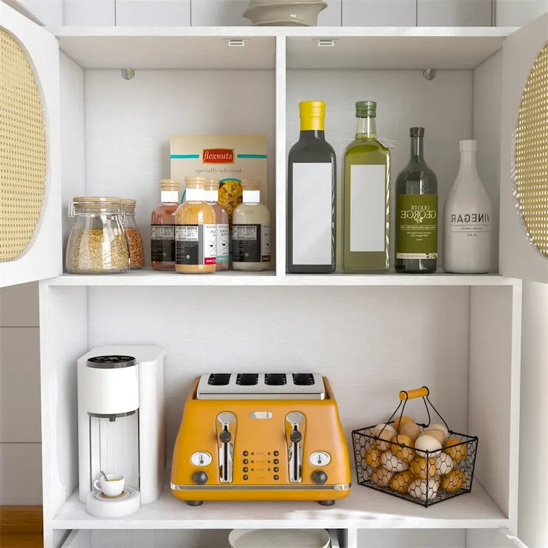 Armoire de garde-manger blanche sur pied avec portes en rotin et quatre tiroirs