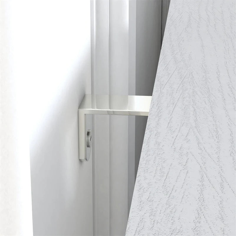 Armoire de garde-manger blanche sur pied avec portes en rotin et quatre tiroirs